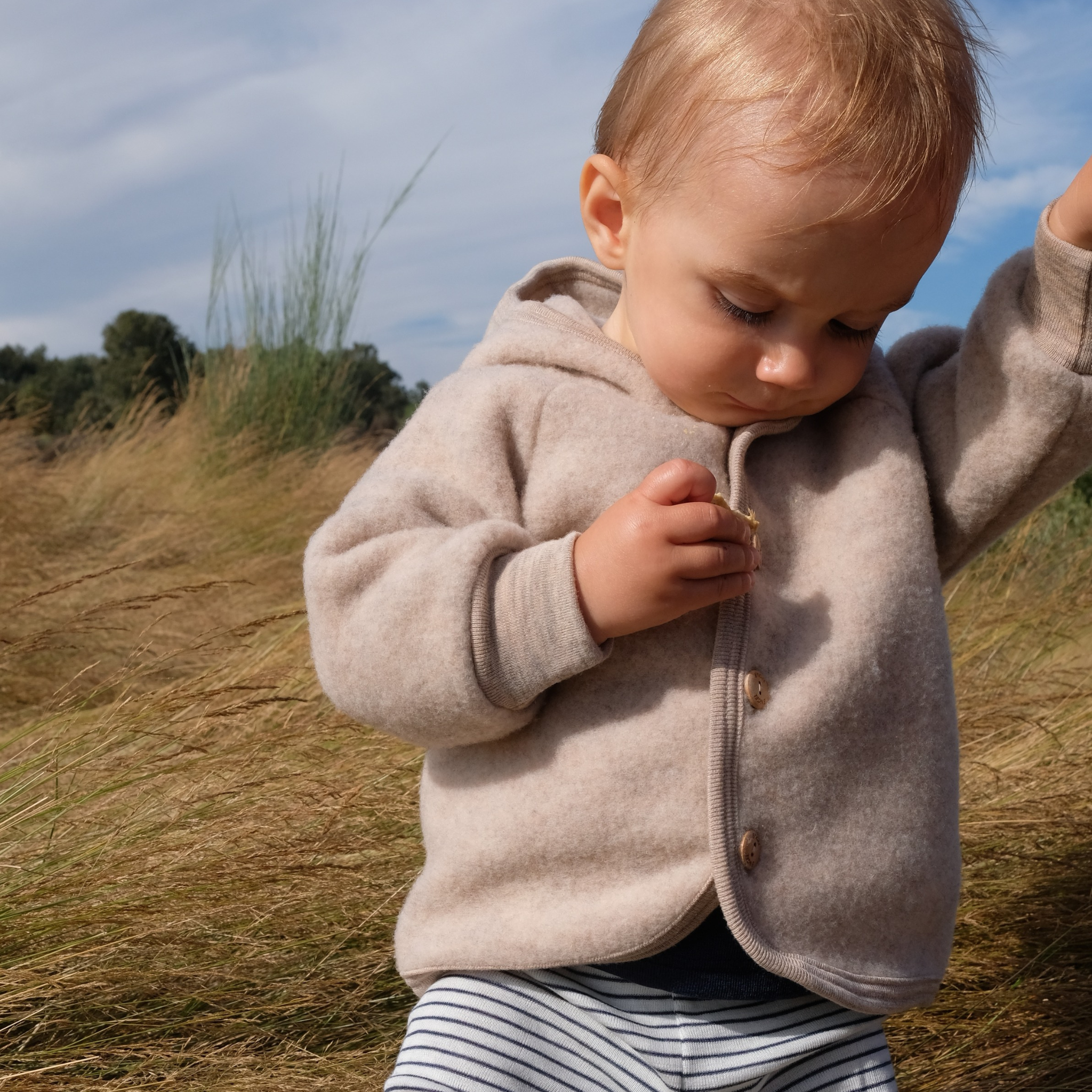 Kapuzenjacke mit Holzknöpfen aus Wollfleece in Sand Melange