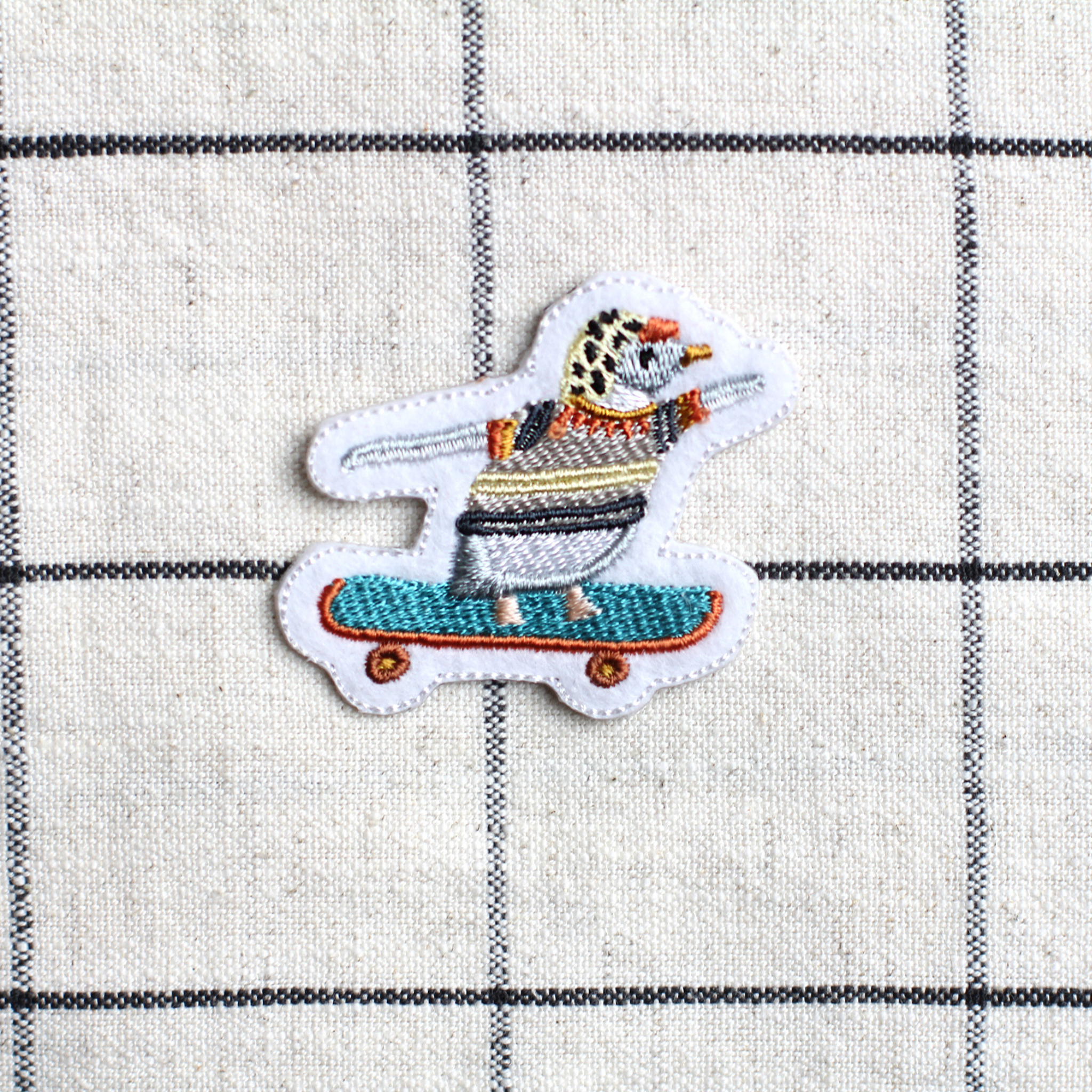 Aufnäher Pinguin auf dem Skateboard